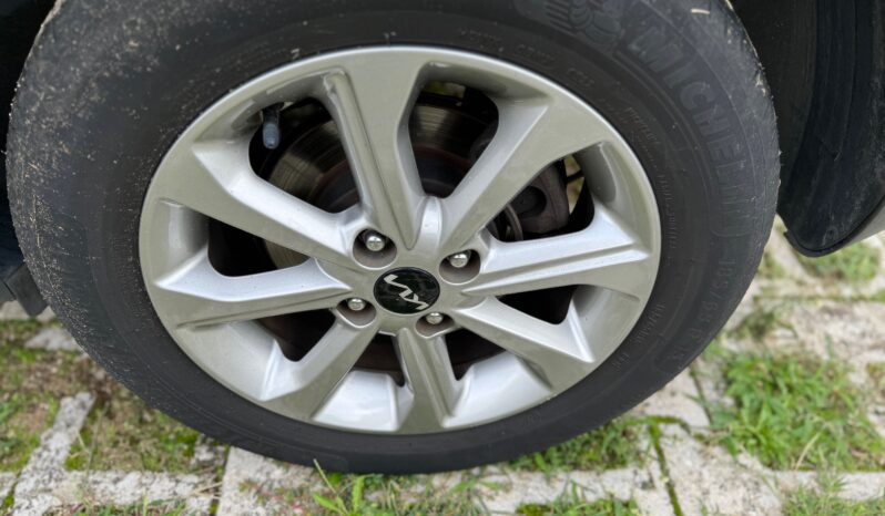 
								KIA STONIC 1.2cc 84cv URBAN full									