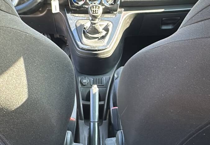 
								Lancia Ypsilon 1.0 70CV Hybrid GOLD full									