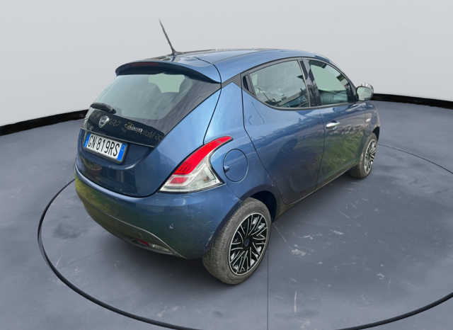 
								Lancia Ypsilon 1.0 70CV Hybrid GOLD full									