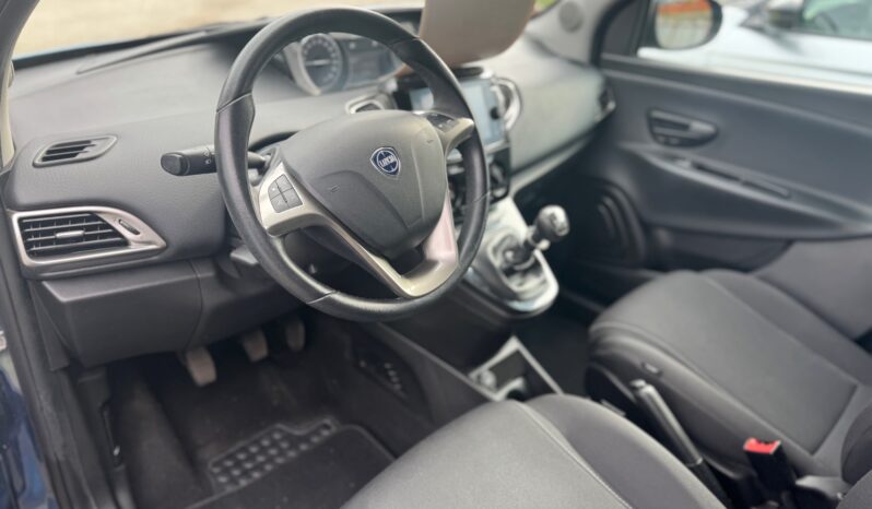 
								Lancia Ypsilon 1.0 70CV Hybrid GOLD full									