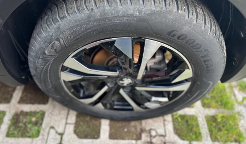 
								PEUGEOT E-2008 Full Elettric 100Kw/136cv Allure full									