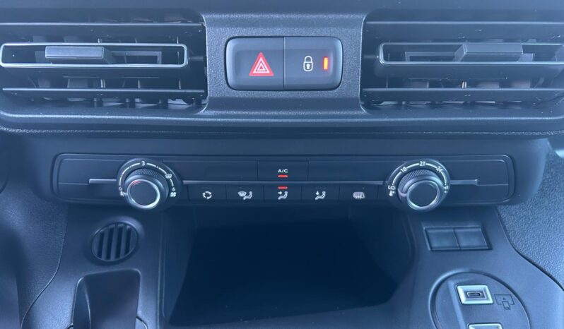 
								FIAT Doblo Serie 3 Van Lh1 1.5 Bluehdi 130cv Mt6 full									