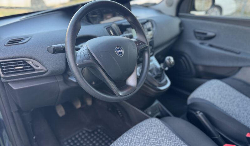 
								Lancia Ypsilon 1.0 70CV Hybrid SILVER PLUS full									
