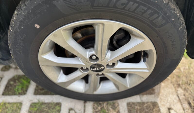 
								KIA STONIC 1.2cc 84cv URBAN full									