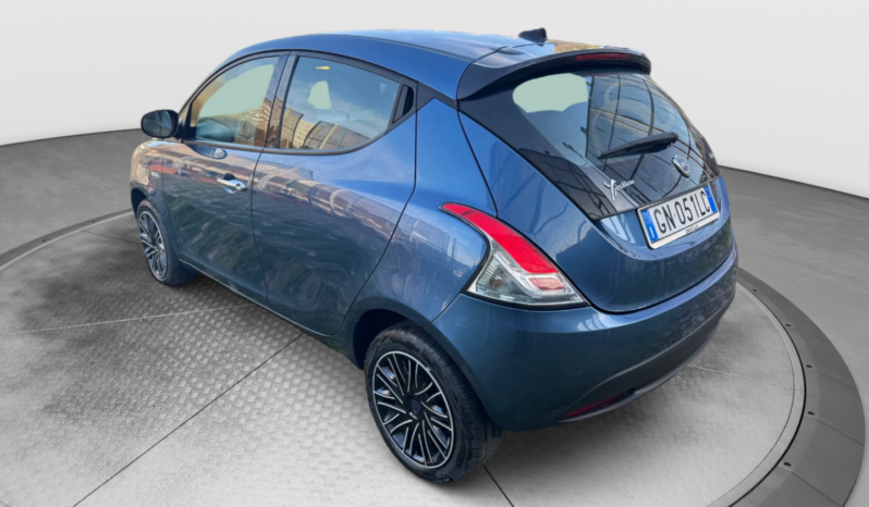 
								Lancia Ypsilon 1.0 70CV Hybrid SILVER PLUS full									