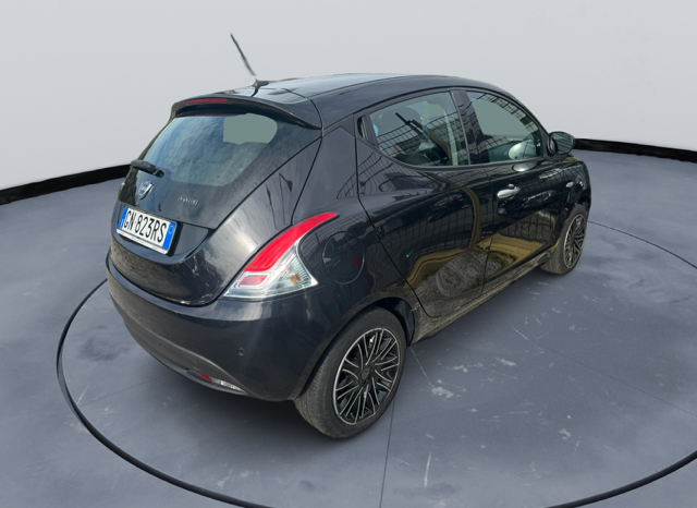 
								Lancia Ypsilon 1.0 70CV Hybrid GOLD full									