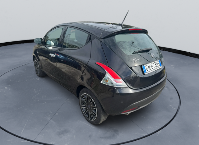 
								Lancia Ypsilon 1.0 70CV Hybrid GOLD full									