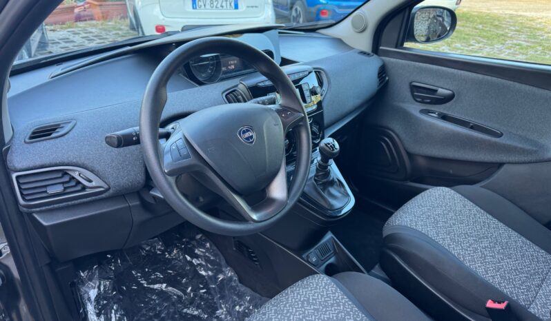 
								Lancia Ypsilon 1.0 70CV Hybrid Silver Plus full									