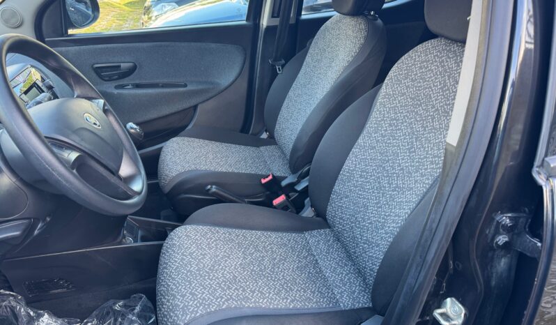 
								Lancia Ypsilon 1.0 70CV Hybrid Silver Plus full									