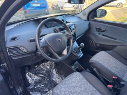 
										Lancia Ypsilon 1.0 70CV Hybrid Silver Plus full									