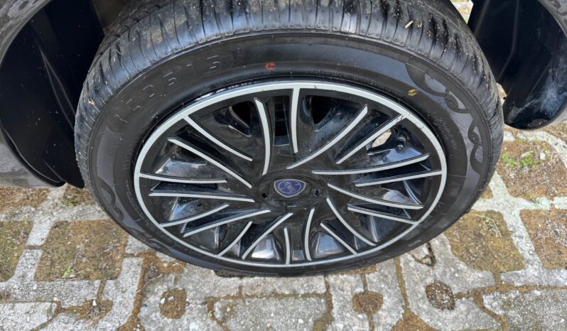 
								Lancia Ypsilon 1.0 70CV Hybrid Silver Plus full									