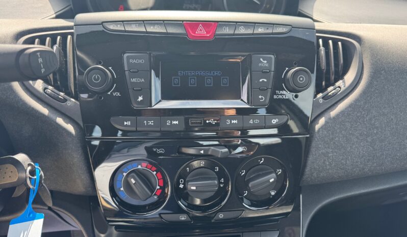 
								Lancia Ypsilon 1.0 70CV Hybrid Silver Plus full									