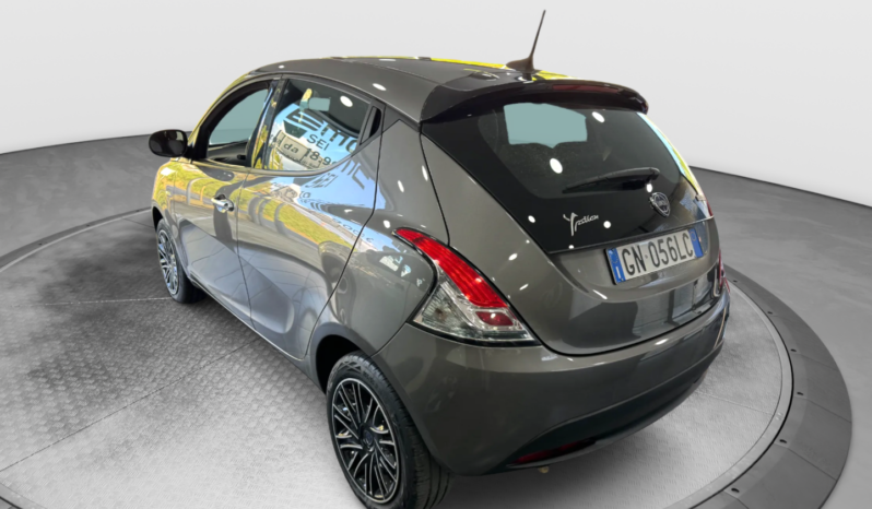 
								Lancia Ypsilon 1.0 70CV Hybrid Silver Plus full									
