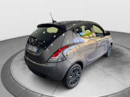 
										Lancia Ypsilon 1.0 70CV Hybrid Silver Plus full									