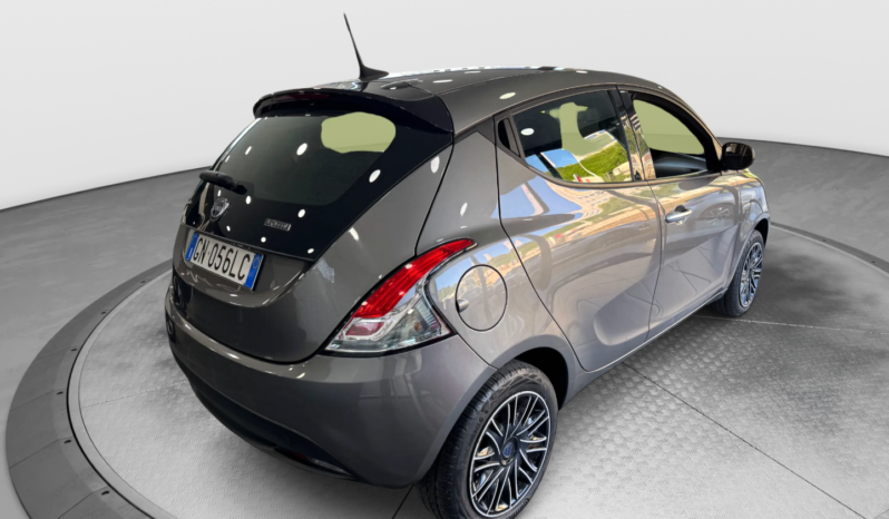 
								Lancia Ypsilon 1.0 70CV Hybrid Silver Plus full									
