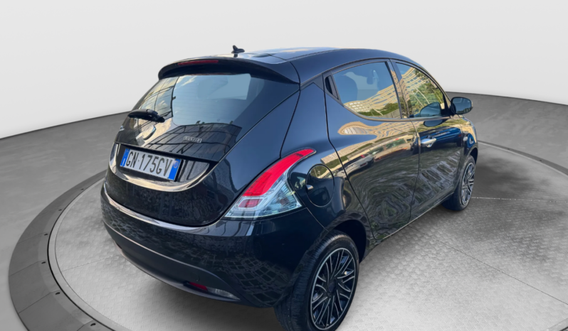 
								Lancia Ypsilon 1.0 70CV Hybrid Silver Plus full									