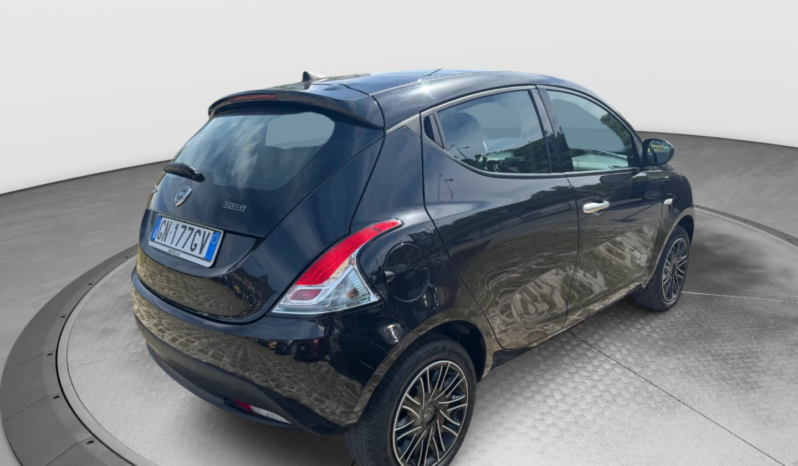 
								Lancia Ypsilon 1.0 70CV Hybrid Silver Plus full									