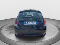 
										Lancia Ypsilon 1.0 70CV Hybrid Silver Plus full									