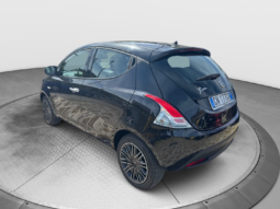 
										Lancia Ypsilon 1.0 70CV Hybrid Silver Plus full									