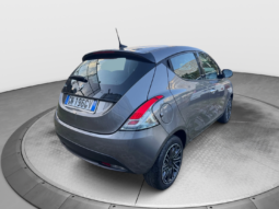 
										Lancia Ypsilon 1.0 70CV Hybrid Silver Plus full									