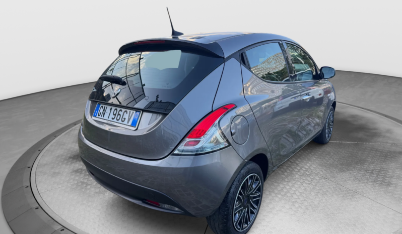 
								Lancia Ypsilon 1.0 70CV Hybrid Silver Plus full									