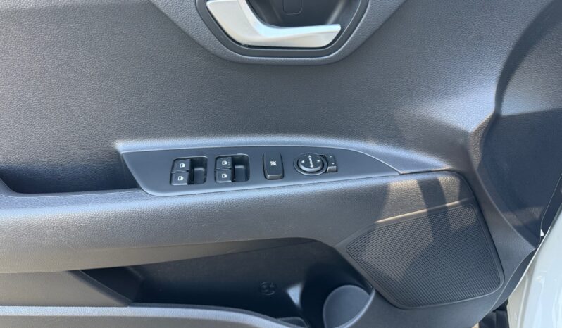 
								KIA STONIC 1.2cc 84cv URBAN full									