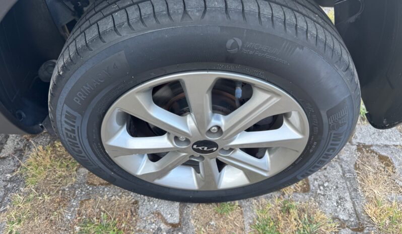 
								KIA STONIC 1.2cc 84cv URBAN full									