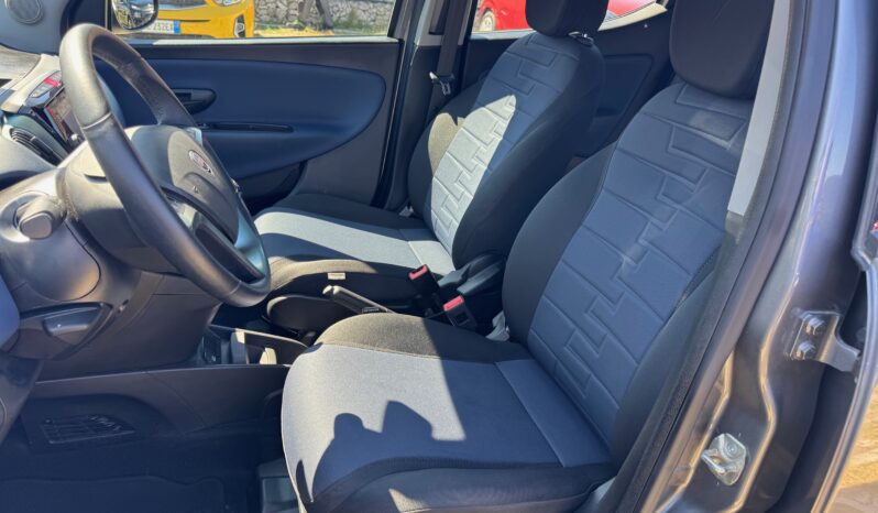 
								Lancia Ypsilon 1.0cc 70cv Hybrid PLATINO full									