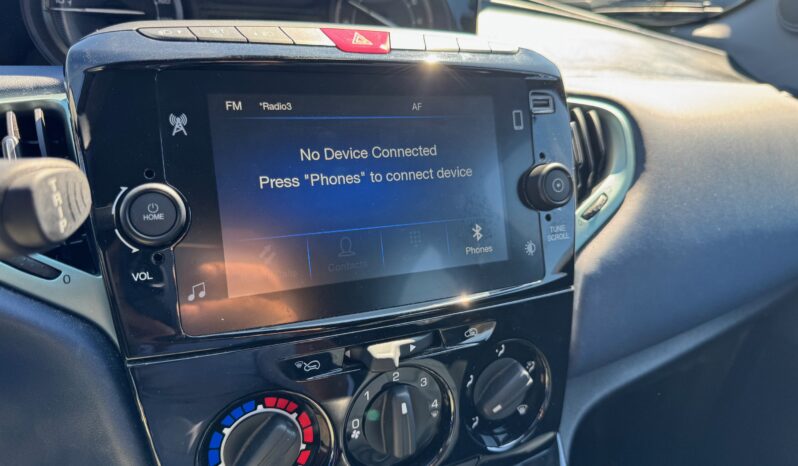 
								Lancia Ypsilon 1.0cc 70cv Hybrid PLATINO full									