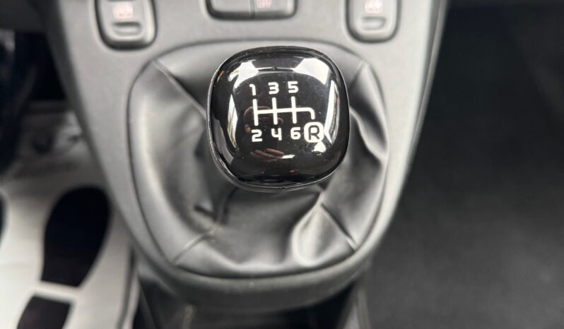 
								FIAT Panda 1.0cc Hybrid 70cv MY23 full									