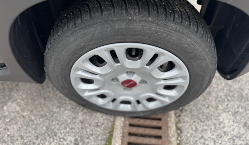 
								FIAT Panda 1.0cc Hybrid 70cv MY23 full									