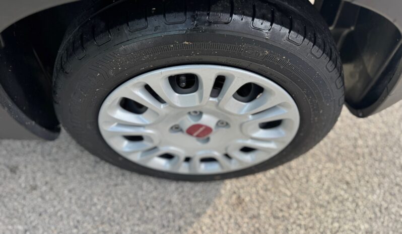 
								FIAT Panda 1.0cc Hybrid 70cv MY23 full									