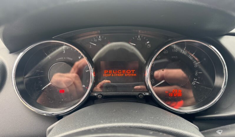 
								PEUGEOT 3008 1.6cc BlueHDi 120cv Allure full									