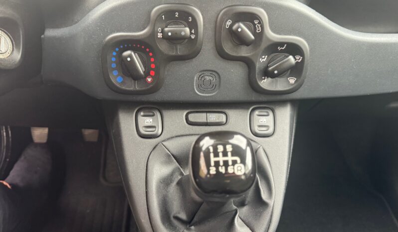 
								FIAT Panda 1.0cc Hybrid 70cv MY23 full									