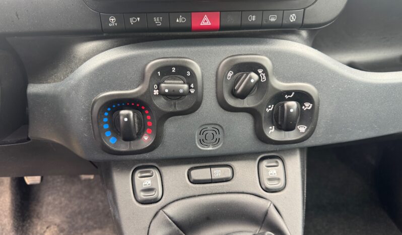 
								FIAT Panda 1.0cc Hybrid 70cv MY23 full									