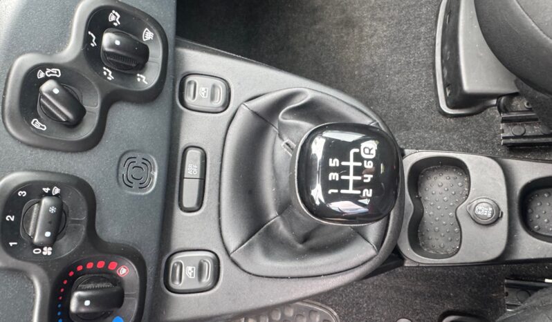 
								FIAT Panda 1.0cc Hybrid 70cv MY23 full									