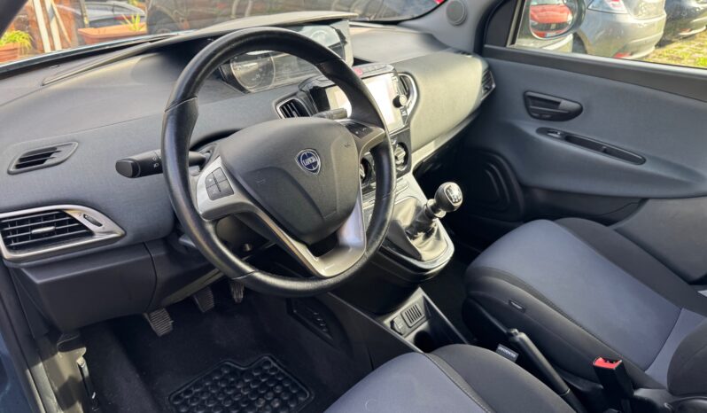 
								LANCIA YPSILON 1.0cc 70cv MHEV GOLD full									