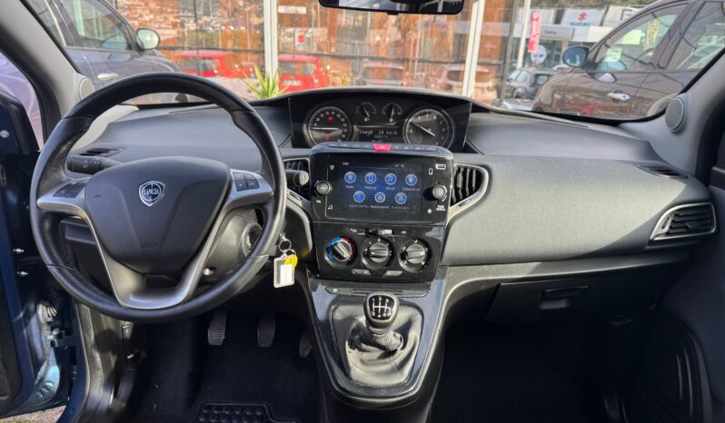 
								LANCIA YPSILON 1.0cc 70cv MHEV GOLD full									