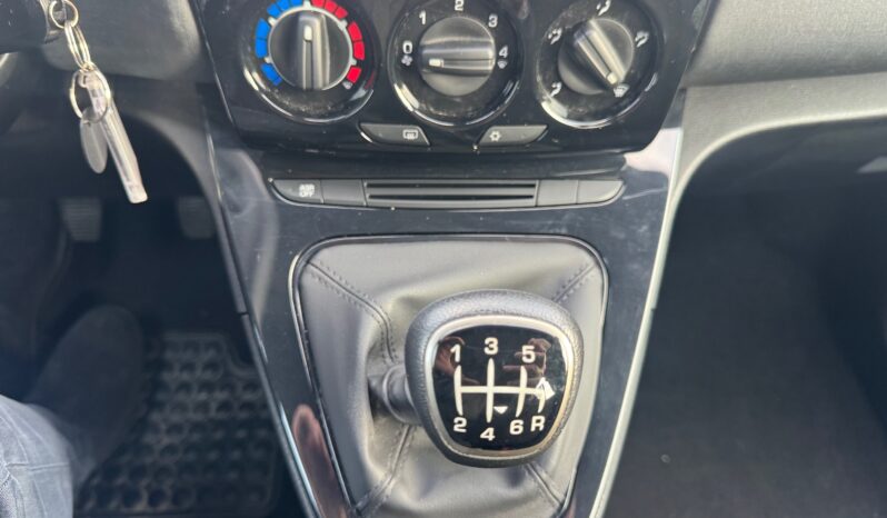 
								LANCIA YPSILON 1.0cc 70cv MHEV GOLD full									