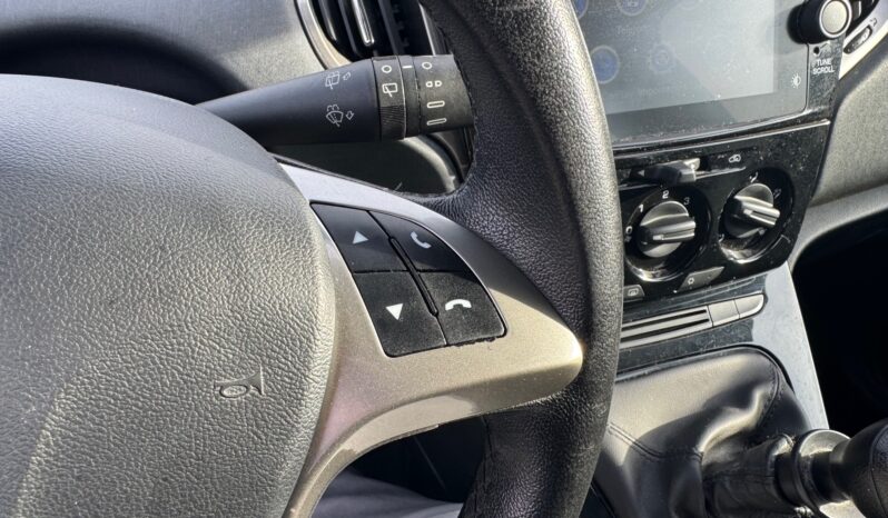 
								LANCIA YPSILON 1.0cc 70cv MHEV GOLD full									