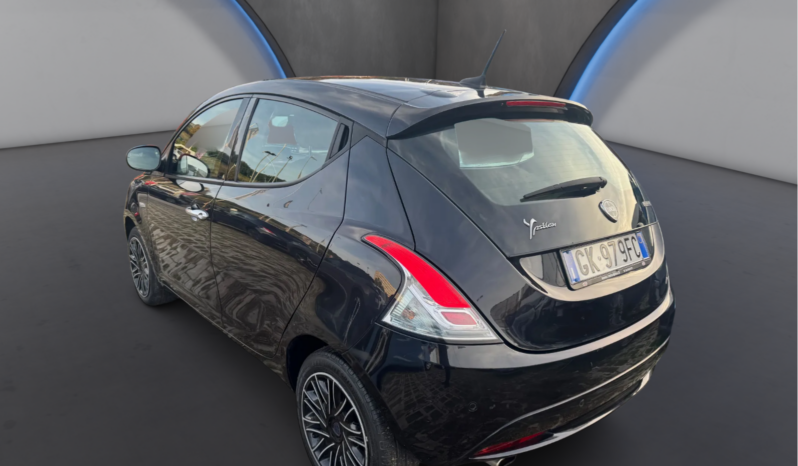 
								LANCIA YPSILON 1.0cc 70cv MHEV GOLD full									