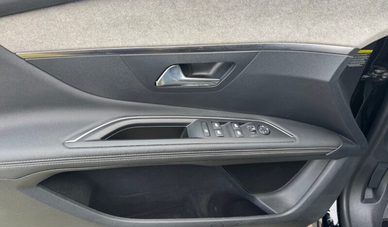 
								PEUGEOT 3008 1.2cc PureTech 130cv S&S GT full									