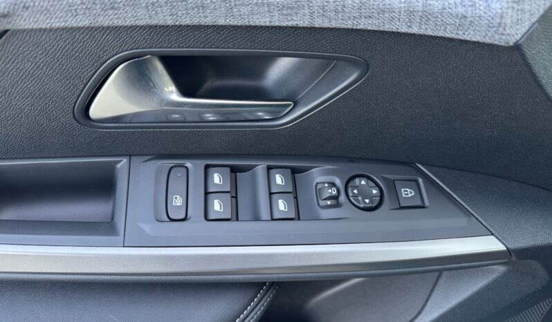 
								PEUGEOT NEW 3008 1.2cc HYBRID 145cv E-DCS6 ALLURE full									