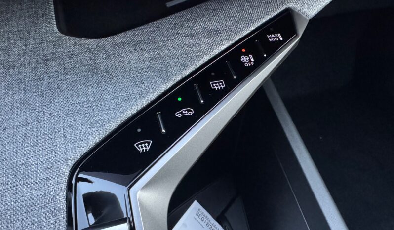 
								PEUGEOT NEW 3008 1.2cc HYBRID 145cv E-DCS6 ALLURE full									