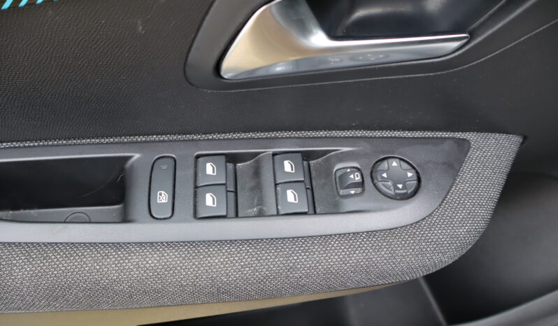 
								Peugeot 208 1.2cc 75cv S&S 5 Porte Style full									