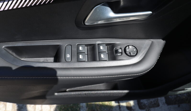 
								PEUGEOT 208 1.2cc PureTech 100cv S&S Allure full									