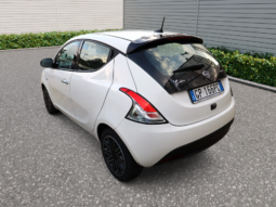 
										LANCIA YPSILON 1.0 HYBRID 70CV GOLD full									